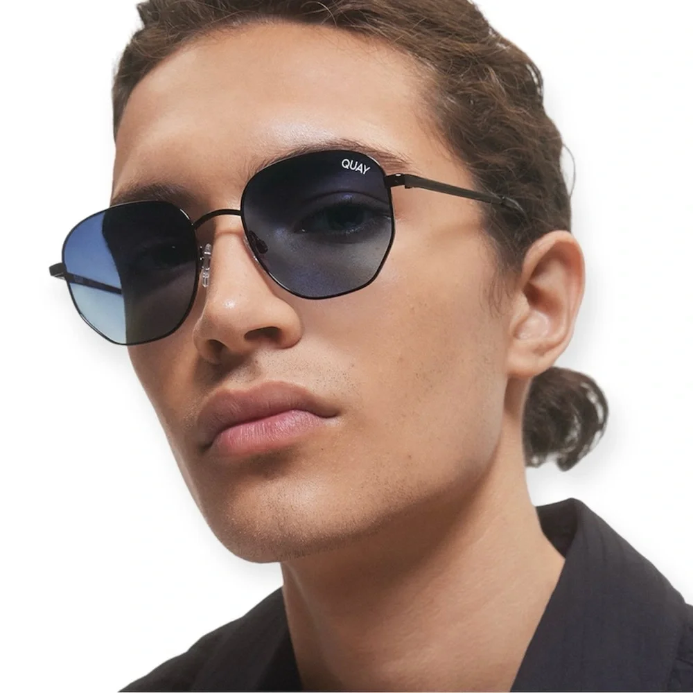 QUAY Big Time Sunglasses Polarized Black Frame Navy Lenses Round NWT